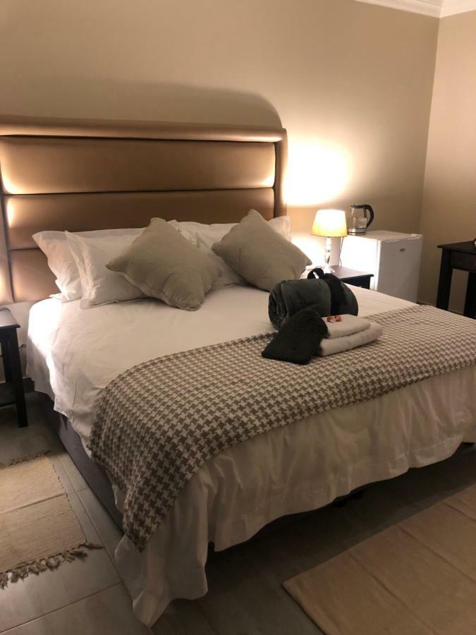8 On Acacia Guesthouse Bedfordview エクステリア 写真