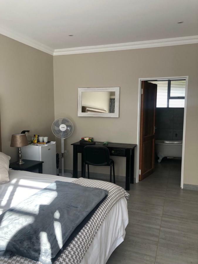 8 On Acacia Guesthouse Bedfordview エクステリア 写真