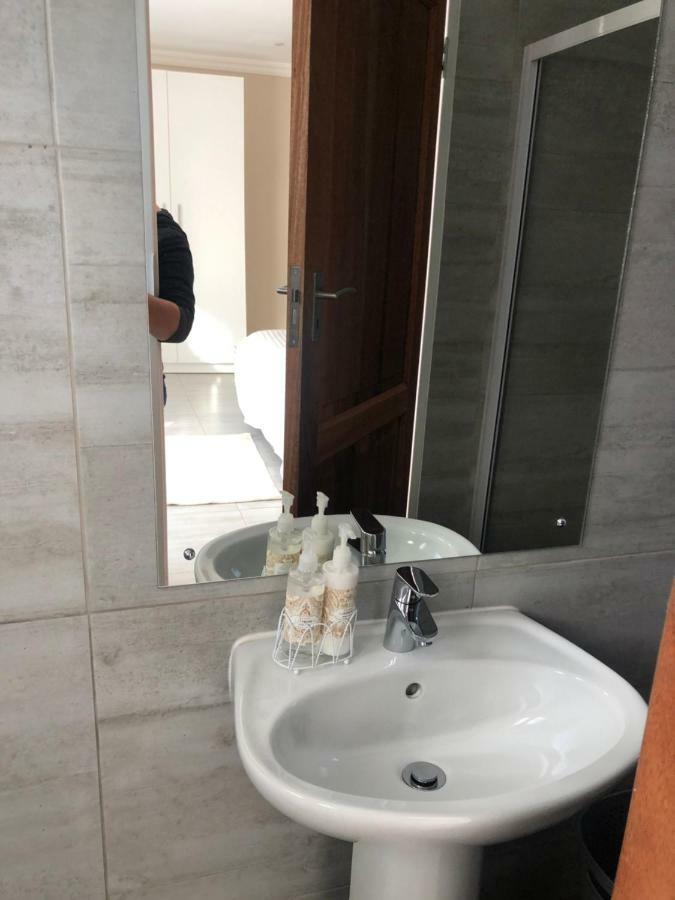 8 On Acacia Guesthouse Bedfordview エクステリア 写真