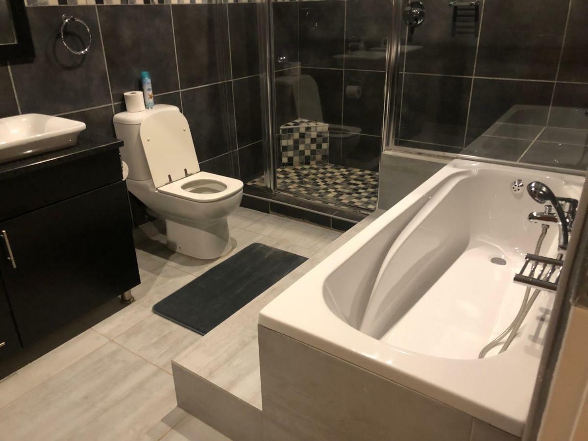 8 On Acacia Guesthouse Bedfordview エクステリア 写真