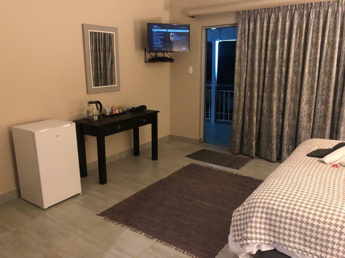 8 On Acacia Guesthouse Bedfordview エクステリア 写真
