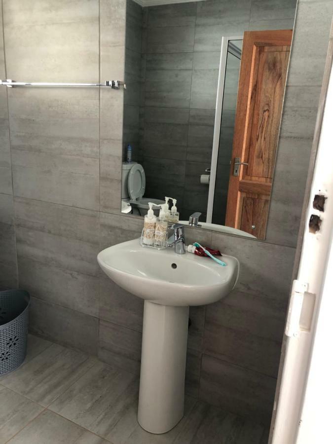 8 On Acacia Guesthouse Bedfordview エクステリア 写真