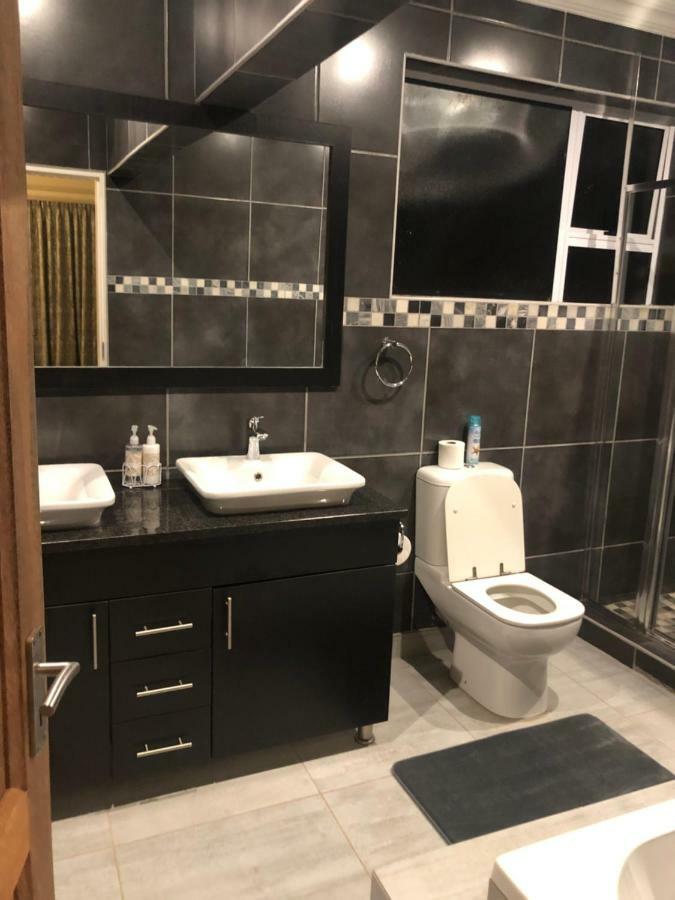 8 On Acacia Guesthouse Bedfordview エクステリア 写真