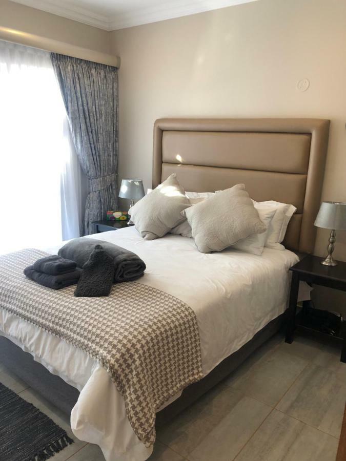 8 On Acacia Guesthouse Bedfordview エクステリア 写真