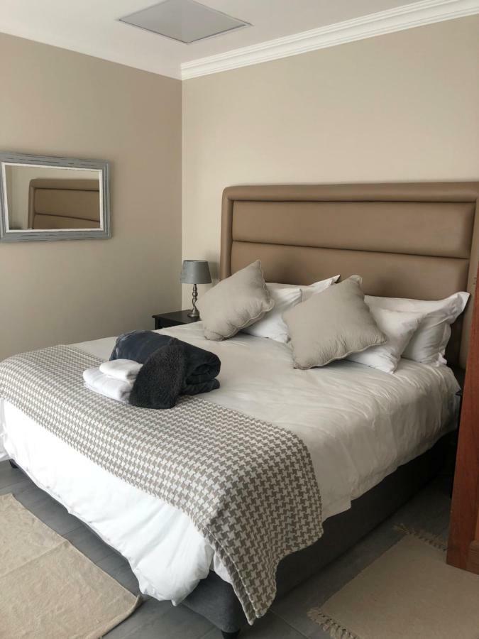 8 On Acacia Guesthouse Bedfordview エクステリア 写真