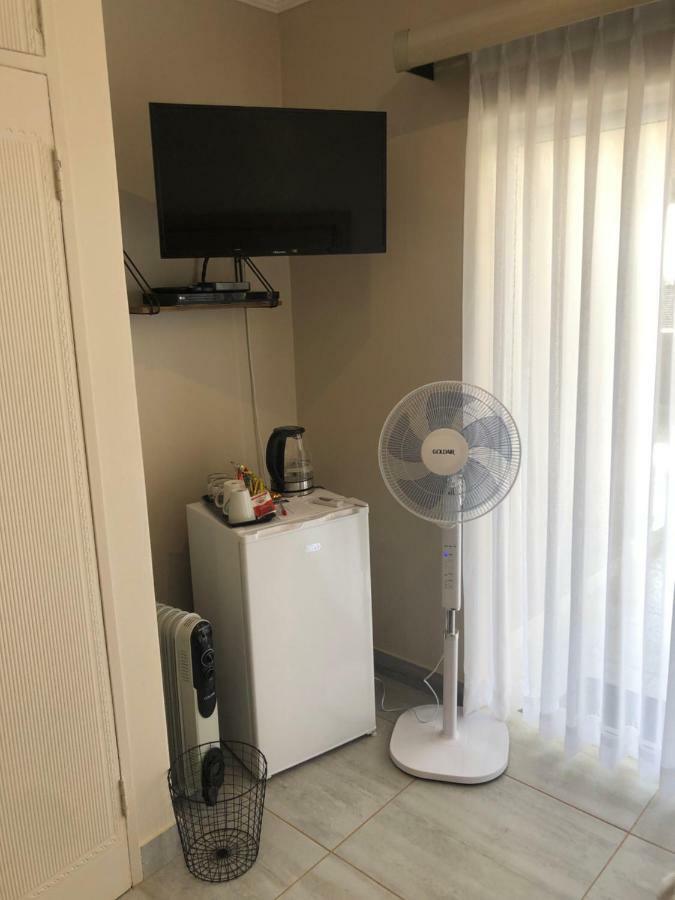 8 On Acacia Guesthouse Bedfordview エクステリア 写真
