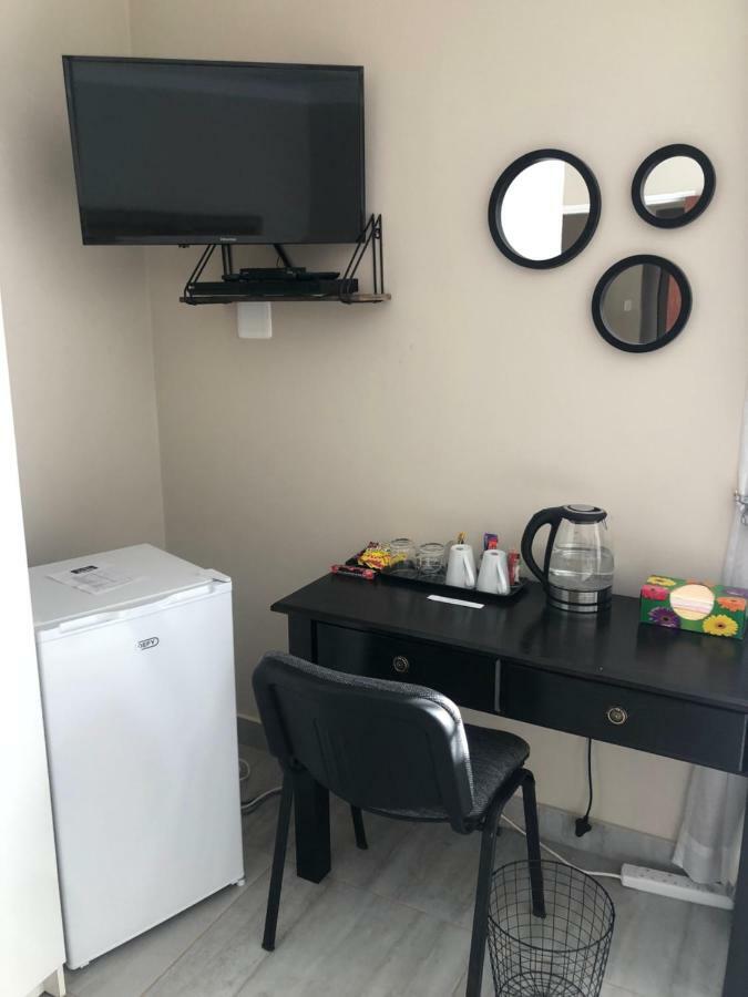 8 On Acacia Guesthouse Bedfordview エクステリア 写真