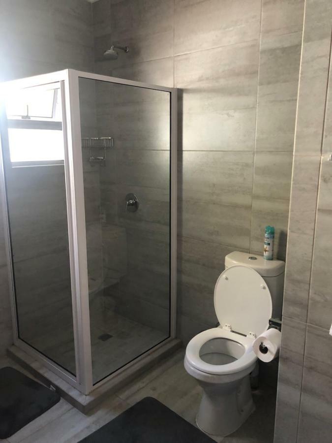 8 On Acacia Guesthouse Bedfordview エクステリア 写真