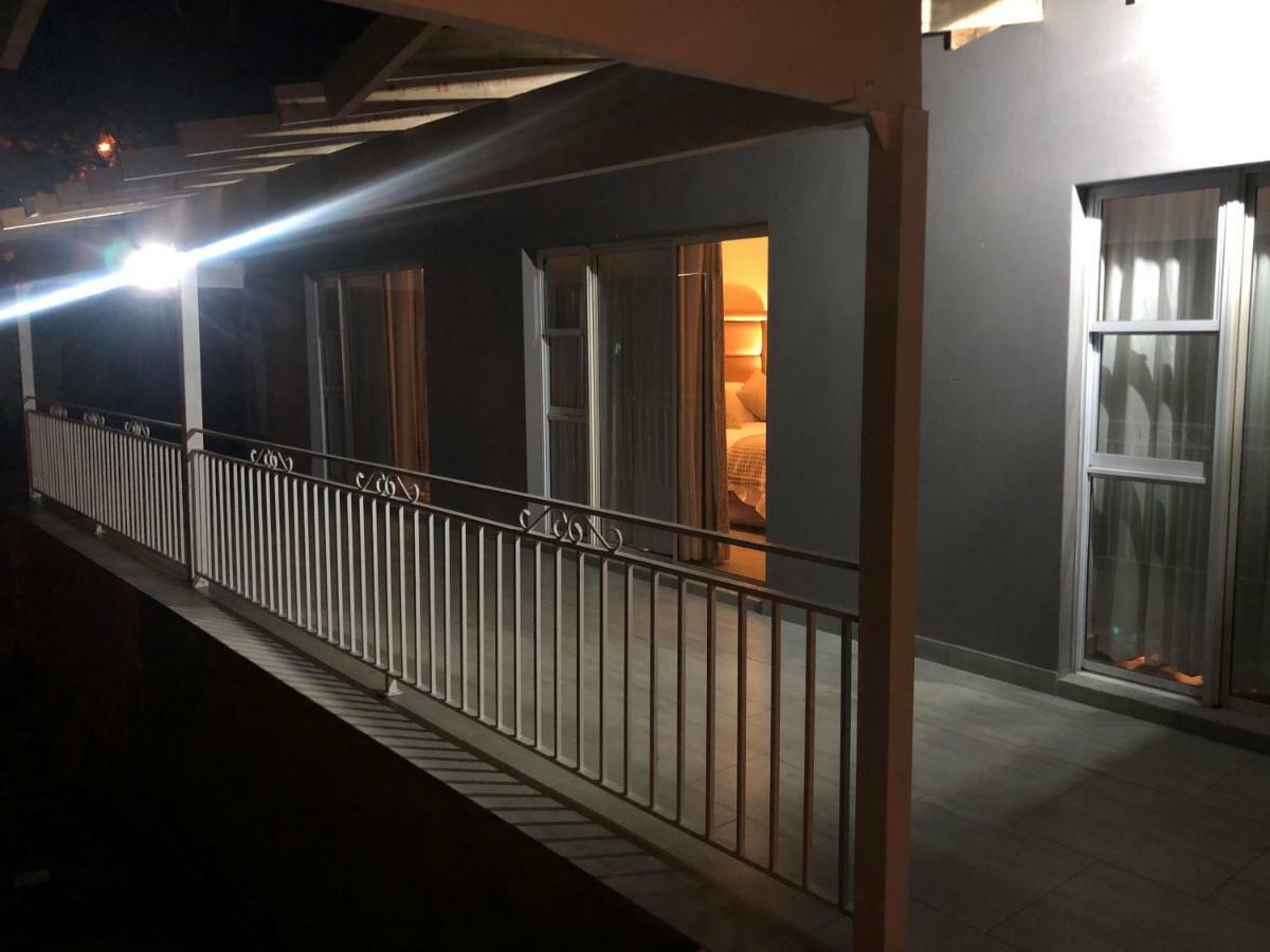 8 On Acacia Guesthouse Bedfordview エクステリア 写真