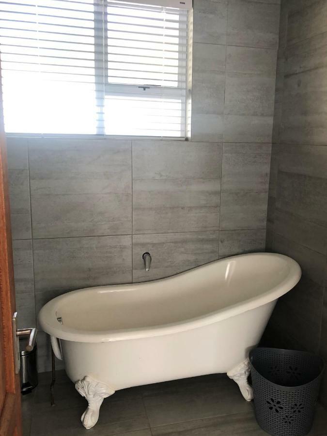 8 On Acacia Guesthouse Bedfordview エクステリア 写真