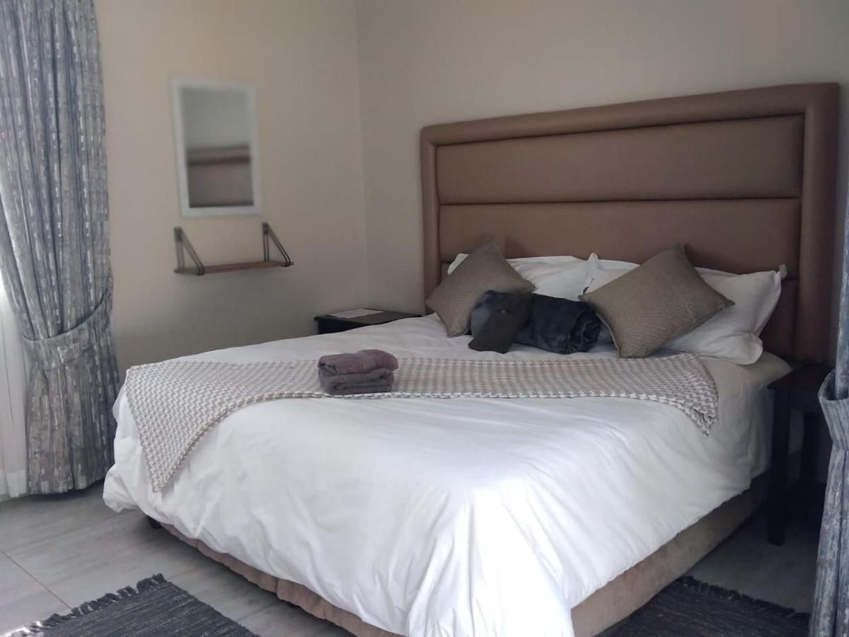 8 On Acacia Guesthouse Bedfordview エクステリア 写真